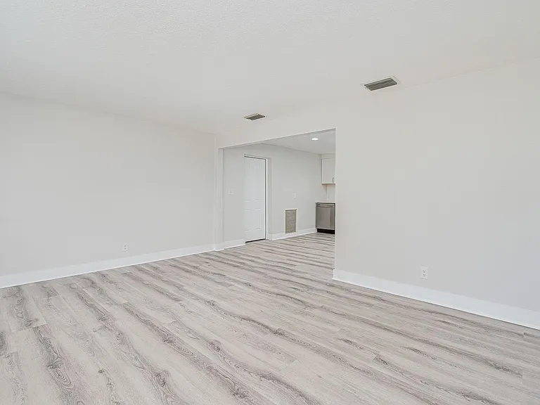 1707 Evergreen St — Photo 7