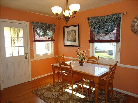 3rd image of 924 Evergreen Dr