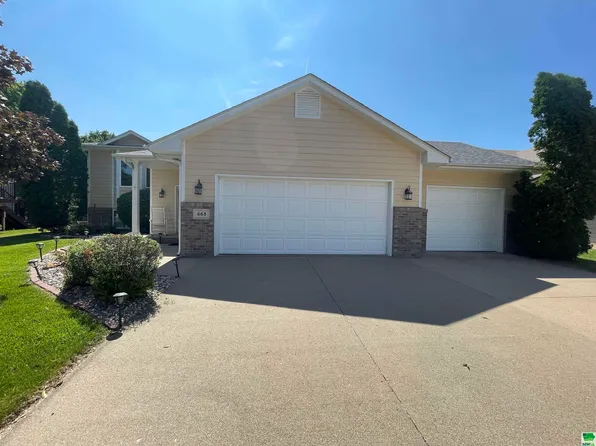 668 Bison Trl, Dakota Dunes, SD 57049