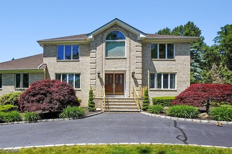 1st image of 21 Dahl Dr