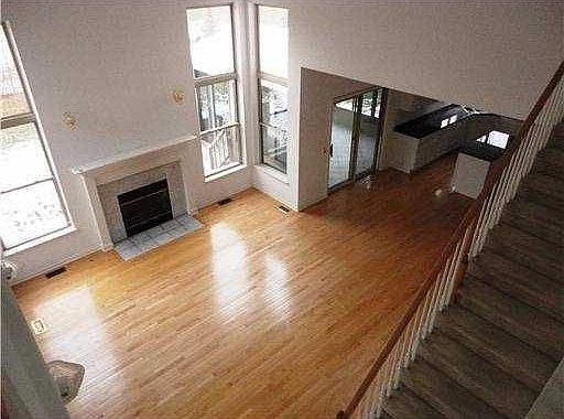 4th image of 586 Hobart Ct