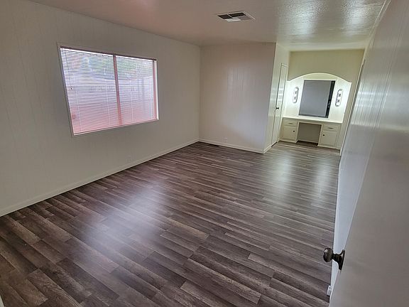 3rd image of 14968 Vinehill St