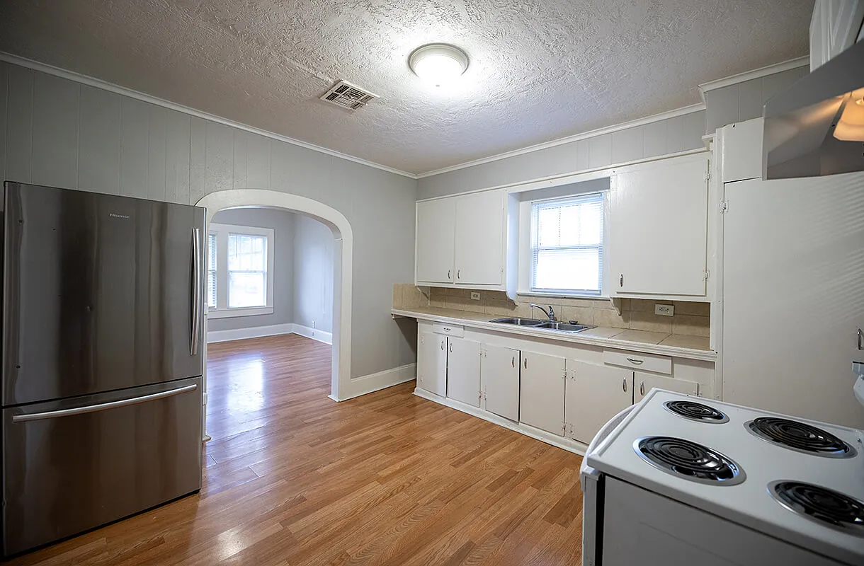 3 bed, 1.0 bath, 923 sqft, $995 — Photo 3
