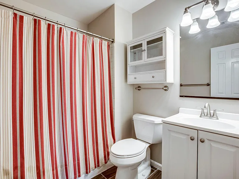 Lower level full bath