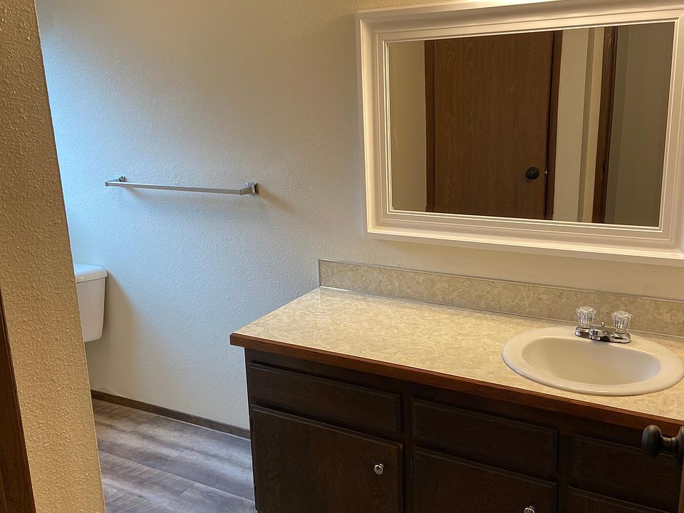 UPSTAIRS FULL BATH