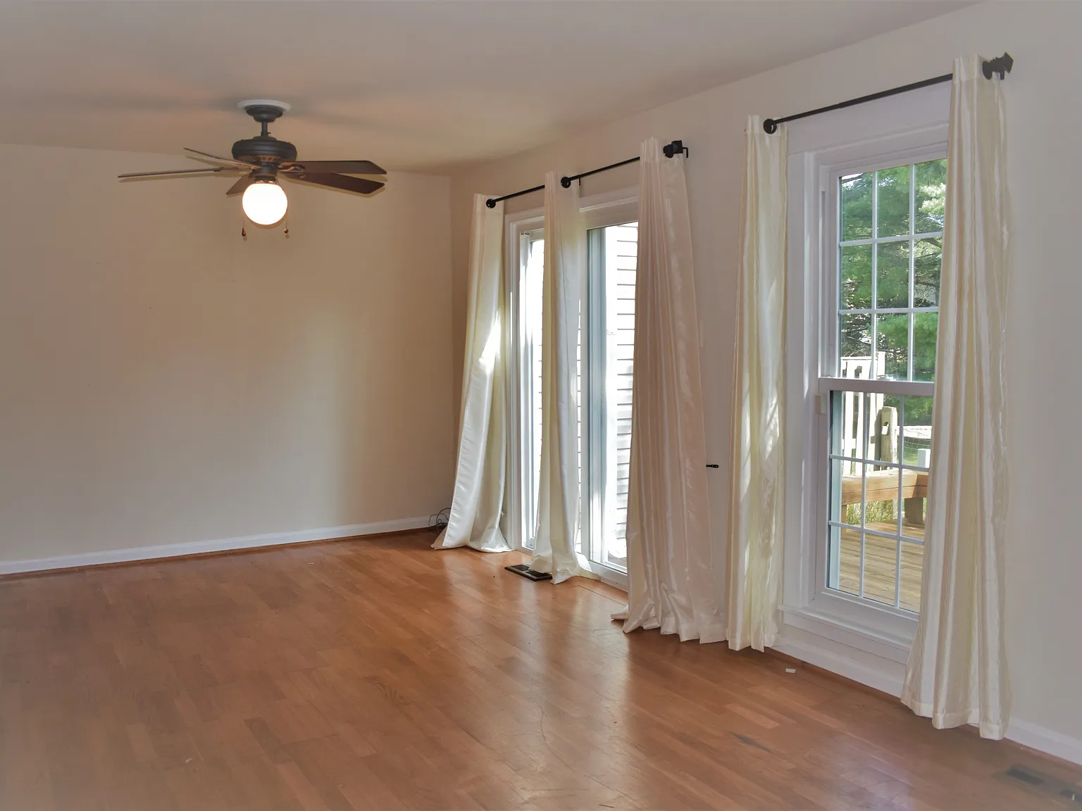 Charming 4BR TH for Rent — Photo 2