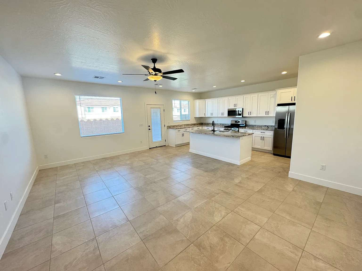 Modern End Unit Townhome! 4 Beds 2.5 Baths 2 Car Garage! — Photo 3