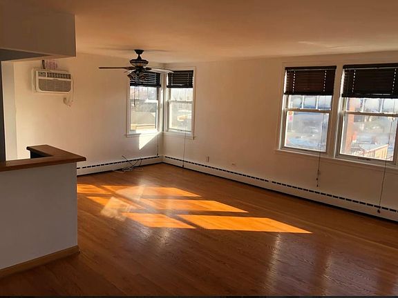 3rd image of 2406 W Farragut Ave APT 3A