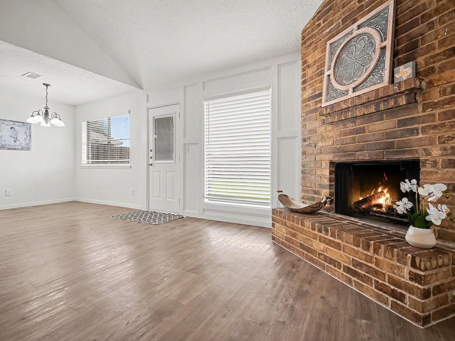 3 bed, 2.0 bath, 1274 sqft, $1,990 — Photo 4