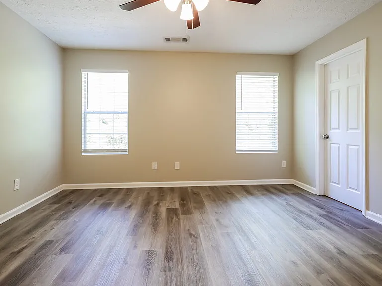 810 Windsor Dr — Photo 9