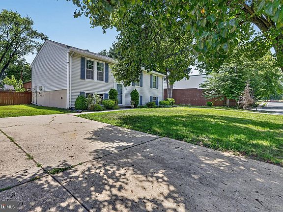 3rd image of 8409 Locust Grove Dr