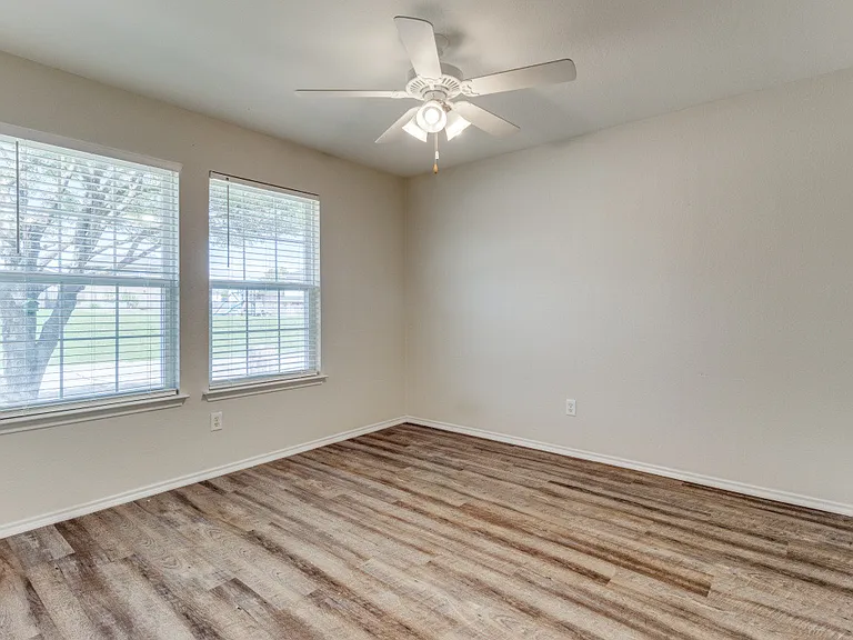 1721 Southridge Ln — Photo 9