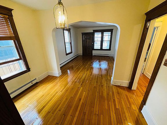 4th image of 853 Ashland Ave