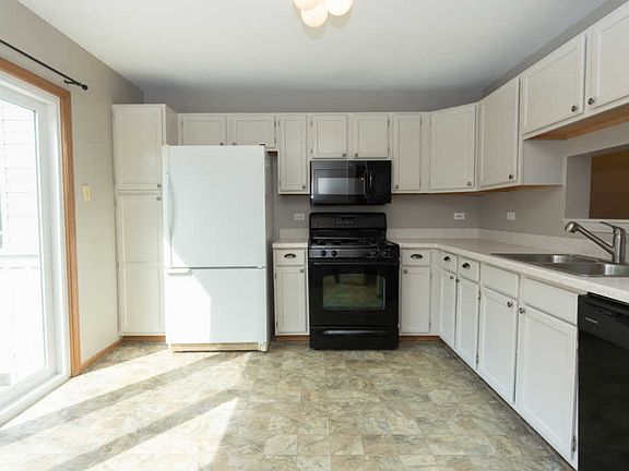 5th image of 815 Essex Cir