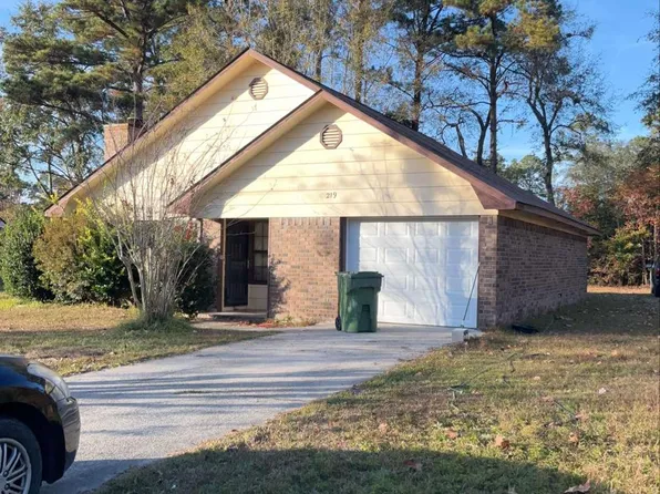 219 Sequoia Cir, Hinesville, GA 31313