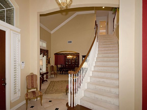 Foyer26305Willowdale.jpg
