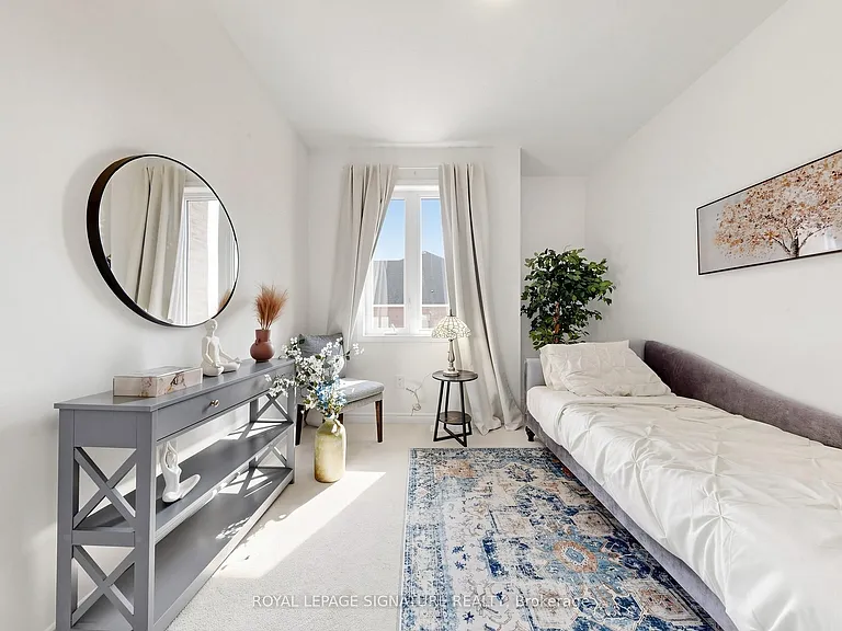 635 Newlove St — Photo 37