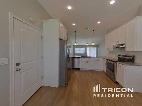 4th image of 1001 Monterey Dr