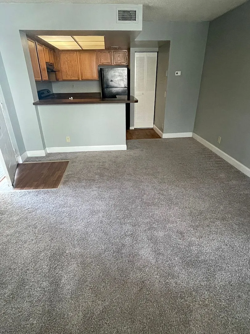 One Bedroom One Bathroom! Waterfront Community! — Photo 3