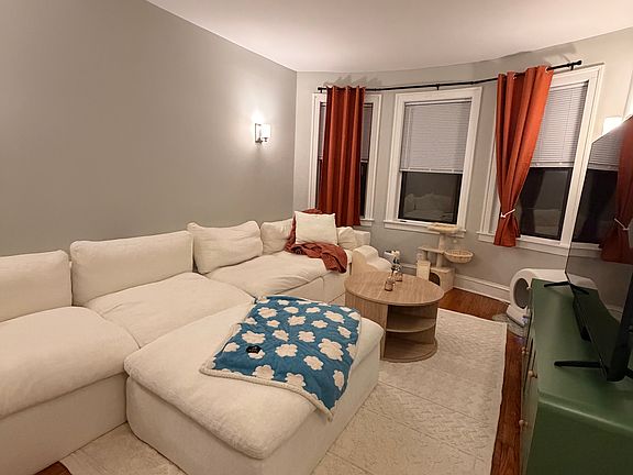 3rd image of 5235 N Winthrop Ave APT 2
