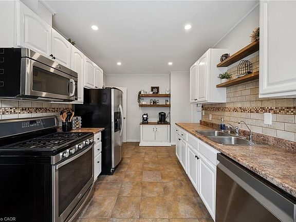 3rd image of 3 Lloyd St #B