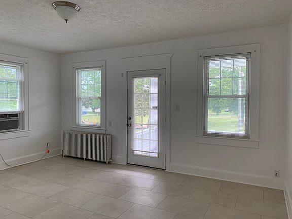 3rd image of 18 Parkside Pl #B