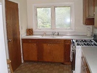 5th image of 2135 McArthur Dr