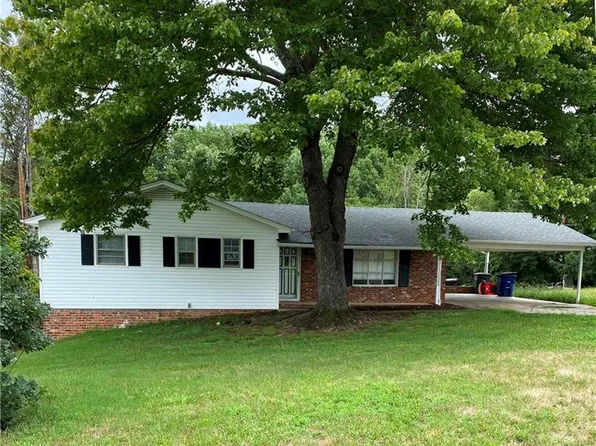 125 Old Wood Ln, Kernersville, NC 27284