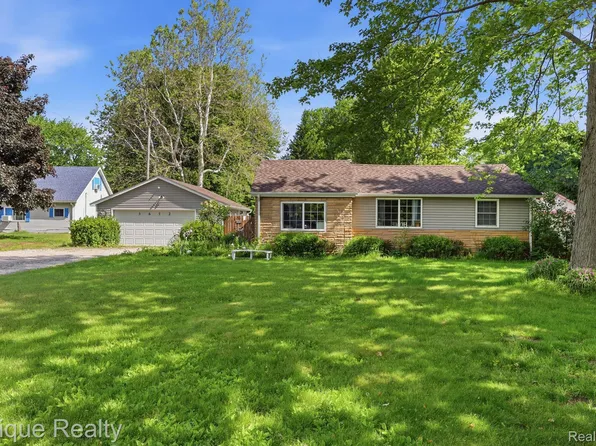 3652 Norman Rd, Fort Gratiot, MI 48059