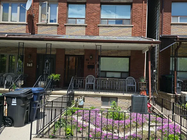 46 Ulster St Floor 2, Toronto, ON M5S 1E3