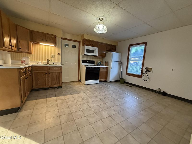 2nd image of 30 Lexington Avenue