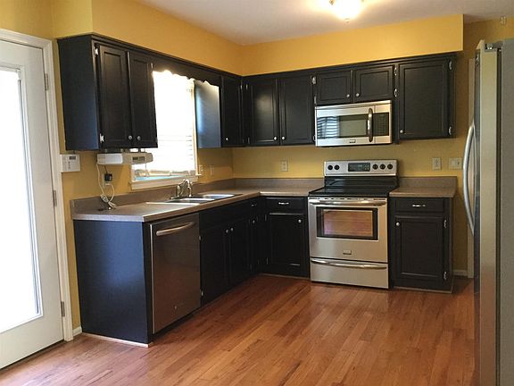 3rd image of 102 Covey Ct