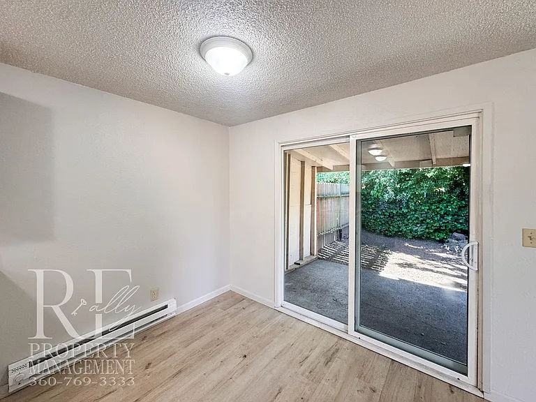 2733 Hefner Ave — Photo 6