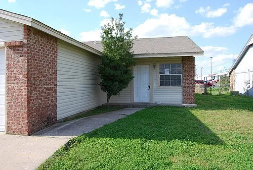 3 bed, 1200 sqft, $1,450 — Photo 2