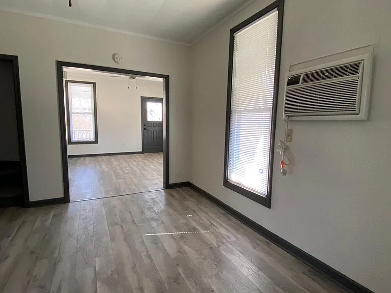 1424 E Broadway St — Photo 7