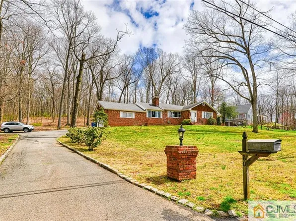 60 Oakridge Ln, Watchung, NJ 07069