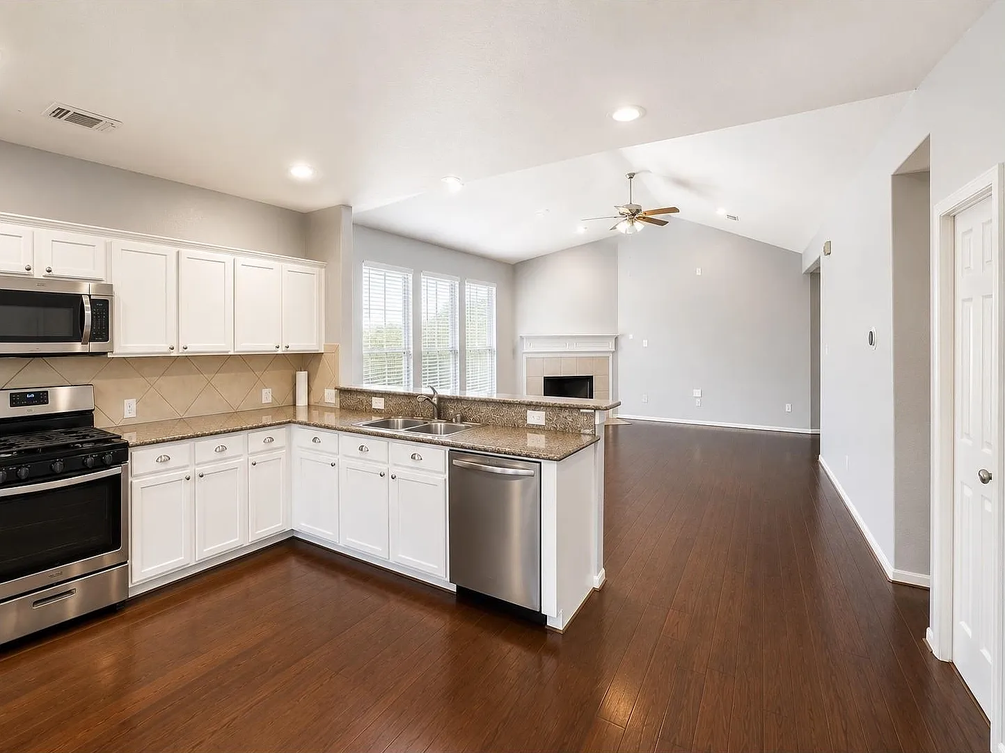4 bed, 2.0 bath, 1959 sqft, $2,650 — Photo 4