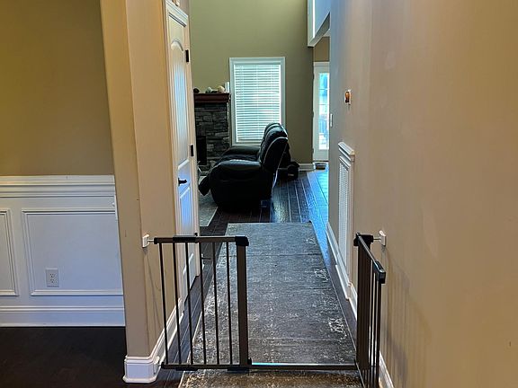 2nd image of 525 Larkspur Dr