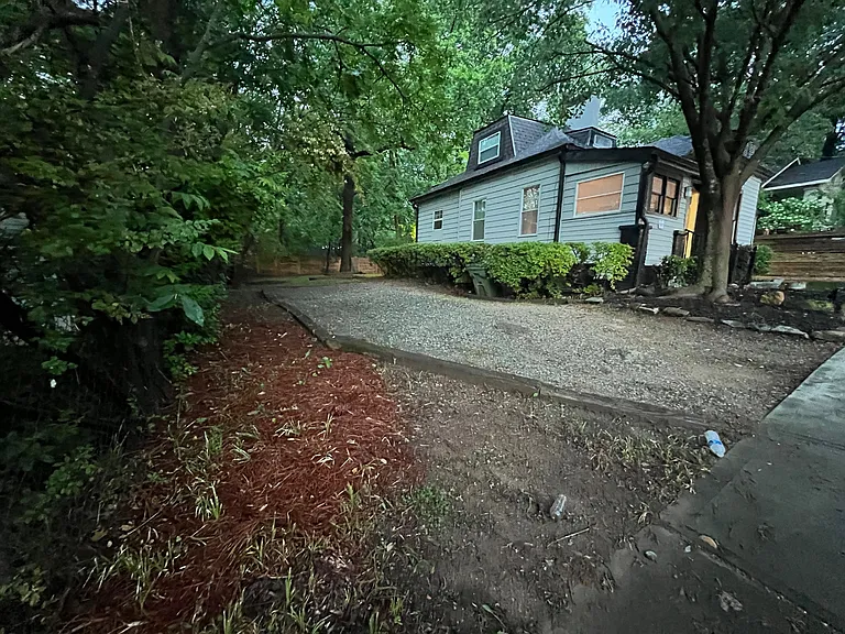 1077 Hampton St NW — Photo 3