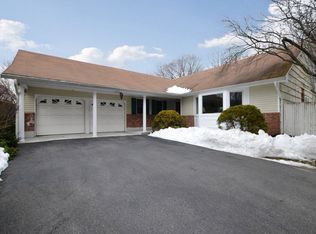 4 Harbor Cir, Centerport, NY 11721