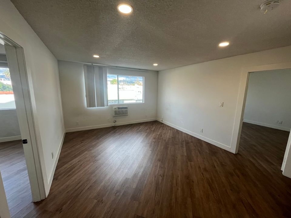 1st image of 310 1/2 S Kenmore Ave #205