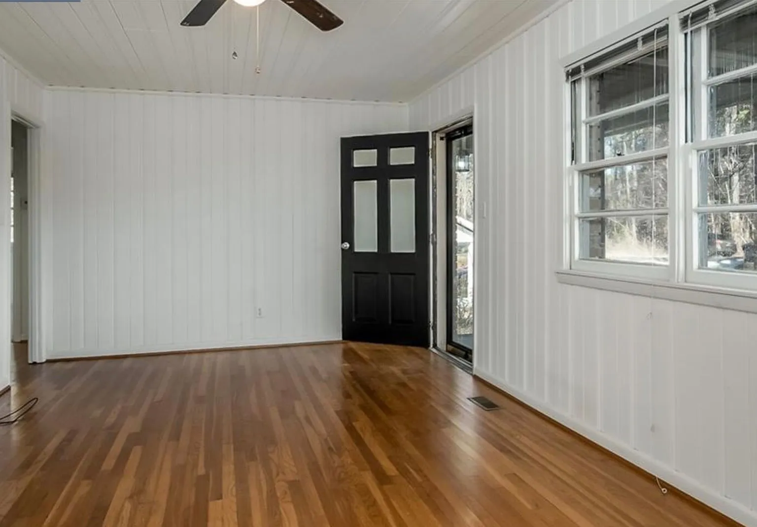 3 bedroom, 2 bath - with a huge backyard and a walk in basement — Photo 2