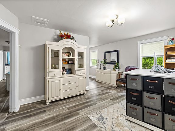 5th image of 1049 Spring Valley Rd