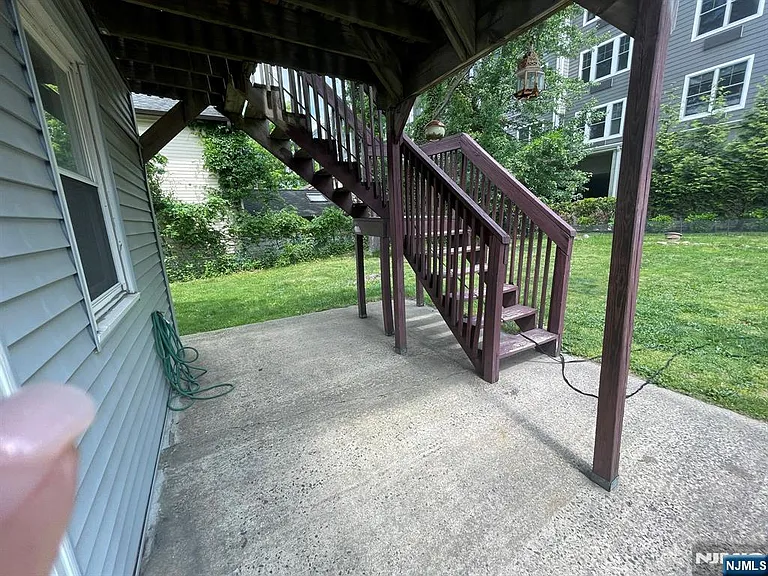 131 Irving St — Photo 17