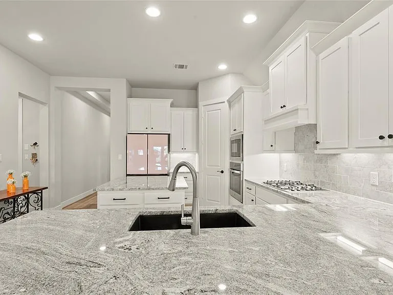 111 Chinaberry Bnd — Photo 9