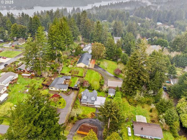 5213 Hilltop Dr, Florence, OR 97439