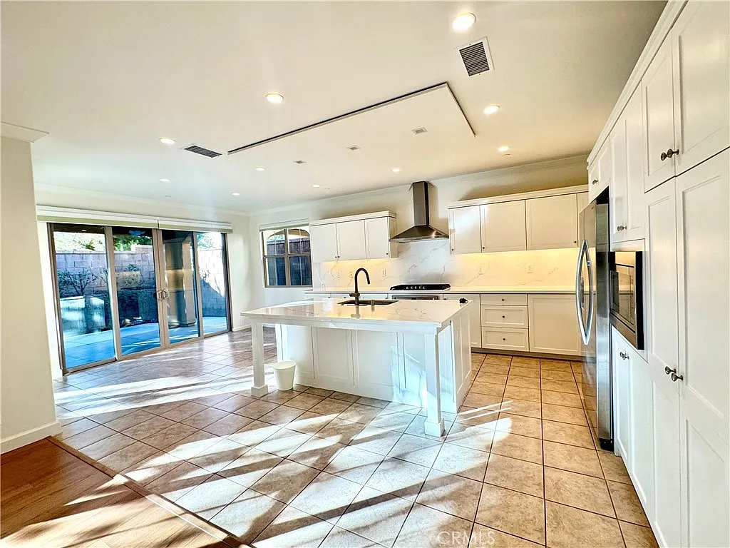 3 bed, 2.5 bath, 1753 sqft, $5,200 — Photo 2
