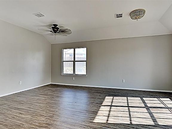 5th image of 1076 Cove Hollow Dr