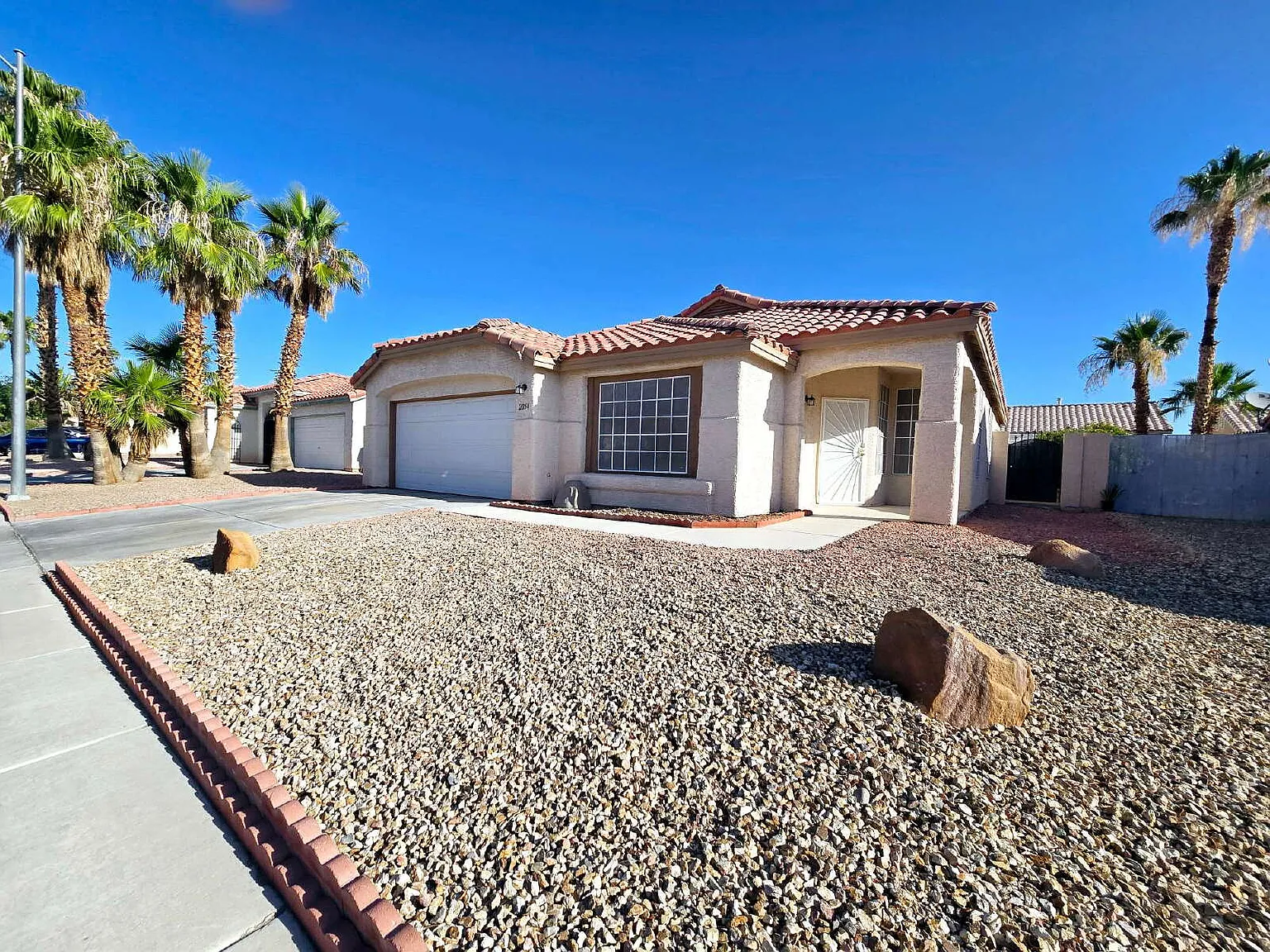 3 bed, 2.0 bath, 1821 sqft, $2,200 — Photo 3