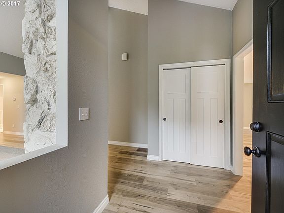 3rd image of 2401 NE Parkview Dr